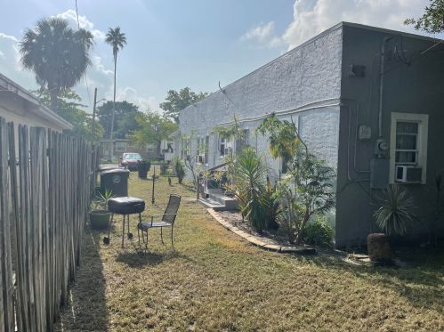 1109 Colonial Rd, Fort Pierce FL 34950-5068 exterior