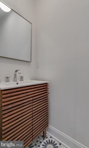 1009 Greenwich St, Philadelphia PA 19147-6409 exterior