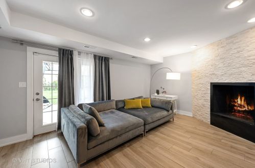 6912 Minnetonka Ave, Chicago IL 60646-1517 exterior