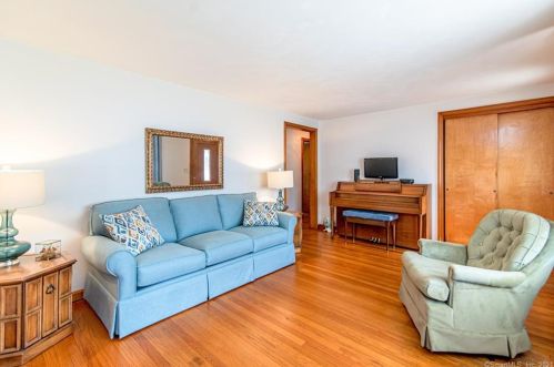 11 Stony Brk Rd, Enfield CT 06082-4025 exterior