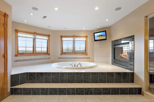 2384 Pebble Crk Dr, Rochester MI 48363-2228 exterior