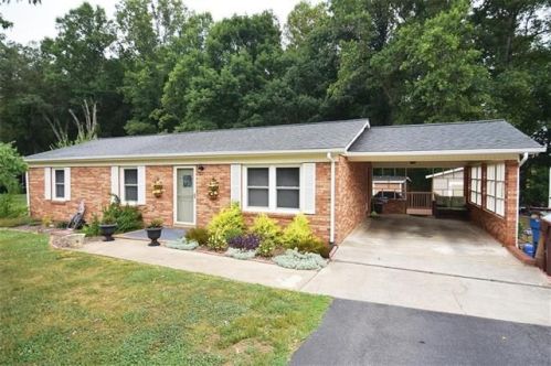 2428 Side Ln, Conover, NC 28613-8478