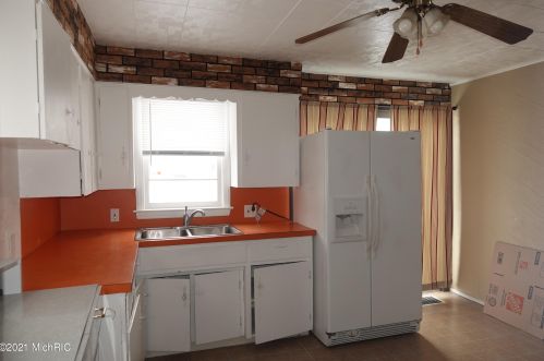 44 Colrain St, Grand Rapids MI 49548-1138 exterior