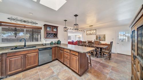 8651 27th Pl, Tucson, AZ 85710-7215