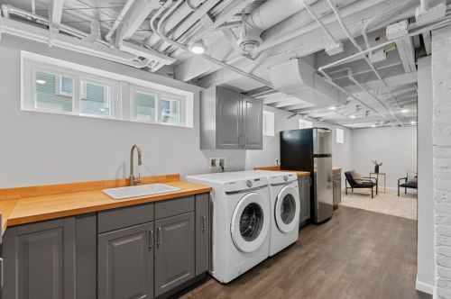 4532 Newhall St, Milwaukee WI 53211-1527 exterior