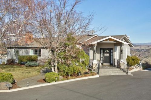 917 Scenic Dr, Yakima, WA 98908-2124