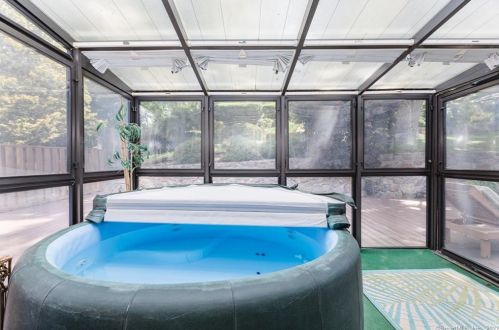 21 Lindenwoods Rd, Norwalk CT 06851-1507 exterior