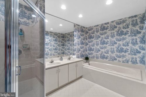 10960 Bloomingdale Dr, Rockville MD 20852-5550 exterior