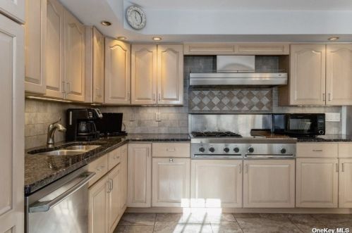 14 Lydia St, Valley Stream NY 11580-2714 exterior