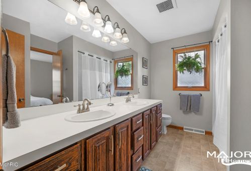 4010 Chamberlain Ave, Grand Rapids MI 49508-2615 exterior