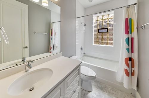 1542 Oakdale Ave, Chicago IL 60657-4024 exterior