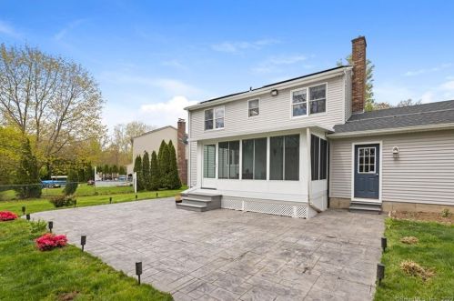 63 Foxcroft Rd, Enfield CT 06082-2430 exterior