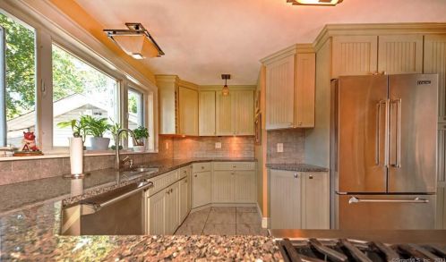 72 Edgemont Rd, Milford CT 06460-5005 exterior