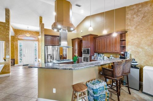 386 Dalton Cir, Fort Pierce FL 34953-5850 exterior