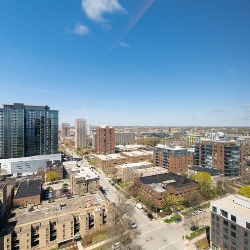 929 Astor St, Milwaukee WI  53202-3420 exterior