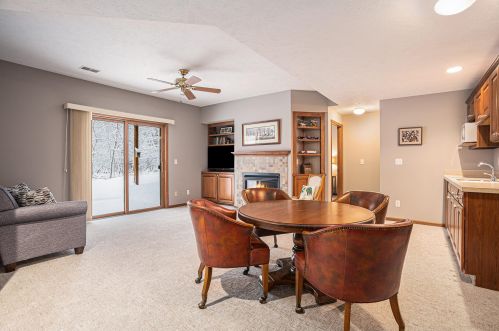 1685 Oakleigh Wood Dr, Grand Rapids MI 49504-2575 exterior