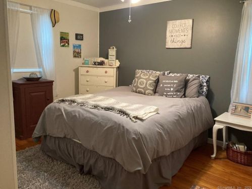 25 Sunset Dr, Derby CT 06418-2220 exterior