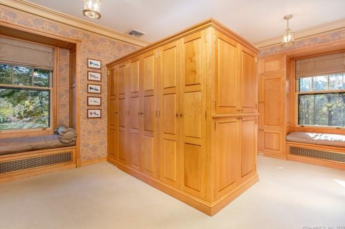 49 Mtn Spg Rd, Farmington CT 06032-1613 exterior