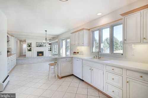 869 Fairview Dr, Hanover PA 17331-9747 exterior