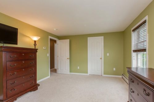 4 Devinne Dr, Concord NH 03301-5900 exterior