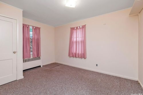 127 Berry St, Valley Stream NY 11580-3422 exterior