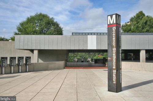 5716 Chapman Mill Dr, Rockville MD 20852-5546 exterior