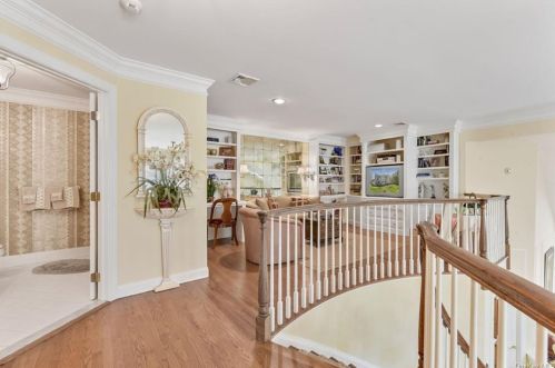 19 Caruso Pl, Armonk NY 10504-1366 exterior