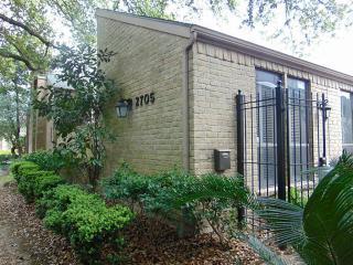 2705 Weslayan St, Houston TX  77027-5123 exterior