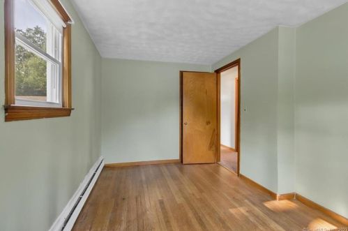 33 Ellis Rd, Enfield CT 06082-4426 exterior