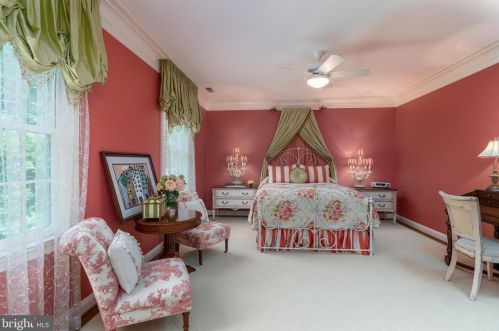 1250 Daleview Dr, Mc Lean VA 22102-1538 exterior