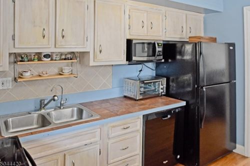 11 Jefferson Trl, Hopatcong NJ 07843-1206 exterior