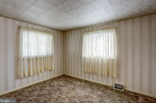 28 Eastland Dr, Lancaster PA 17602-4105 exterior