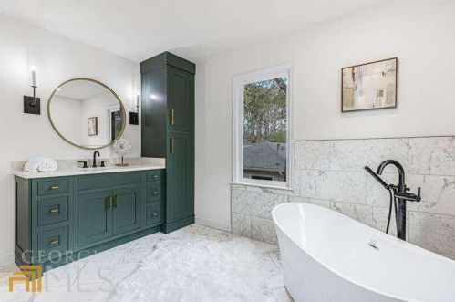 6160 Heards Creek Dr, Atlanta GA  30328-3635 exterior