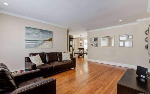 16 Quebec Dr, Huntington Station, NY 11746-3809