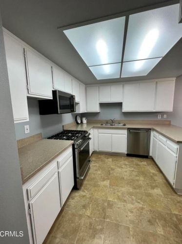 636 Holly Ave, Oxnard CA  93036-1931 exterior