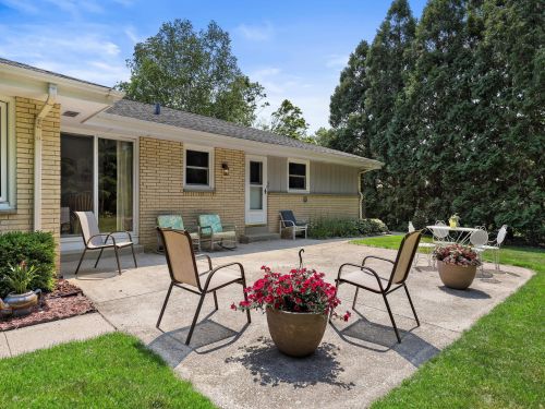 7425 Braeburn Ln, Milwaukee WI 53209-2605 exterior