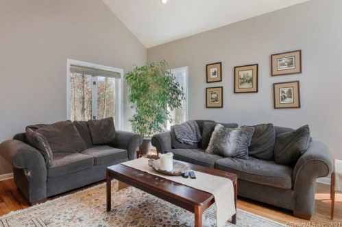 2 Deepwood Dr, Farmington CT 06032-1147 exterior