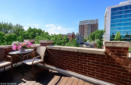 827 Bradley Pl, Chicago IL  60613-4090 exterior