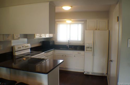 831 Kirts Blvd, Troy MI  48084-4825 exterior