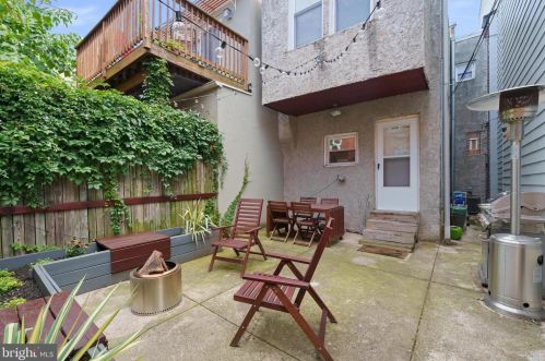 2455 Carpenter St, Philadelphia PA 19146-3907 exterior