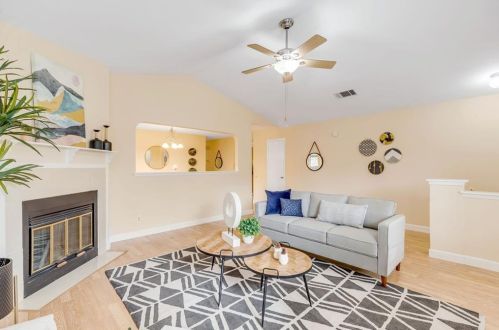 8400 Dixon Dr, Austin TX  78745-7515 exterior