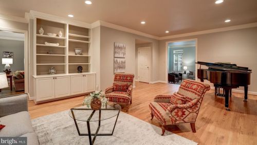 7621 Laurel Leaf Dr, Rockville MD 20854-1768 exterior