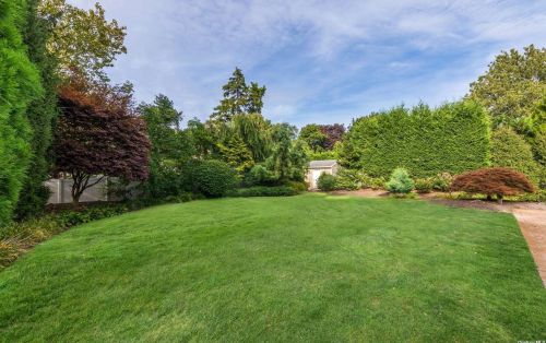 6 Cedar Crest Dr, Huntington Station NY  11746-6652 exterior