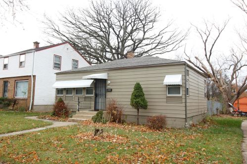 4585 24th St, Milwaukee, WI 53209-6272