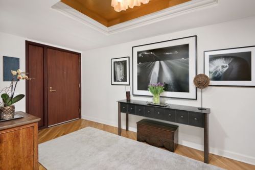 132 Delaware Pl, Chicago IL  60611-3215 exterior