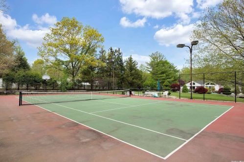 31 Lucille Ln, Huntington Station NY 11746-5810 exterior