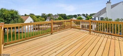 11 Bakley Ter, Town Center NJ  07052-2169 exterior