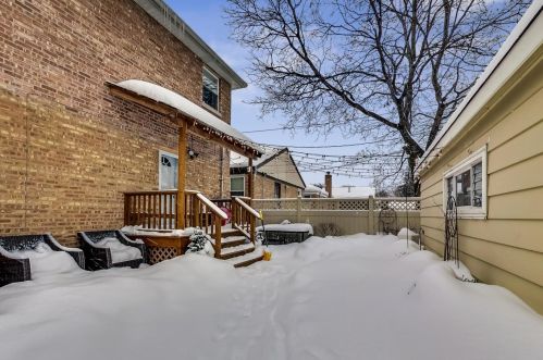 6098 Caldwell Ave, Chicago IL 60646-4111 exterior