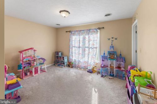 381 Thornhill Dr, Hanover PA  17331-7976 exterior