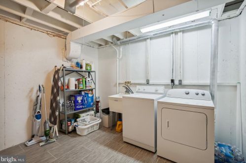 1006 Farm Haven Dr, Rockville MD 20852-4244 exterior